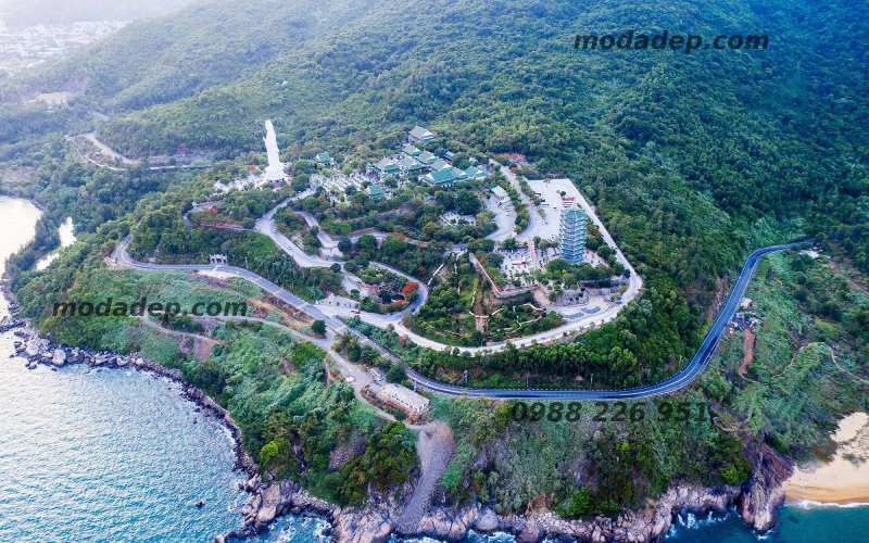 Chùa Linh Ứng Ngũ Hành Sơn, tọa lạc trên ngọn Thủy Sơn thuộc dãy Ngũ Hành Sơn, được coi là ngôi chùa lâu đời và linh thiêng nhất