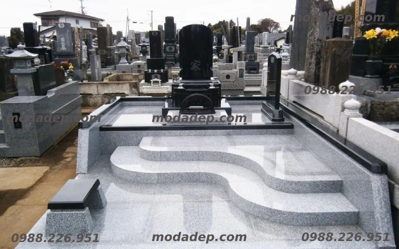 Nhờ bề mặt phẳng và sáng bóng, việc làm sạch mộ đá Granite trở nên đơn giản, giúp ngôi mộ luôn mới và đẹp
