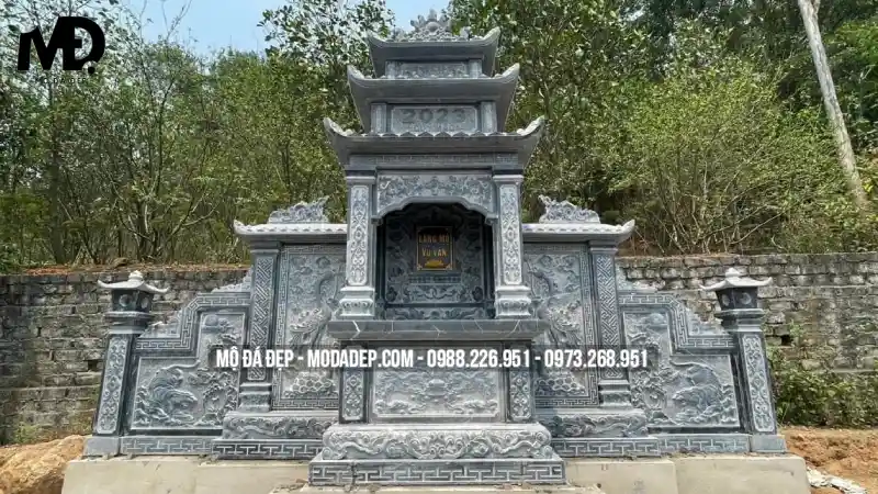 Khu lăng mộ đá bao gồm cổng đá, cuốn thư đá, lan can đá...