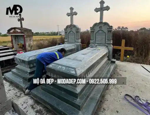 mộ đá công giáo