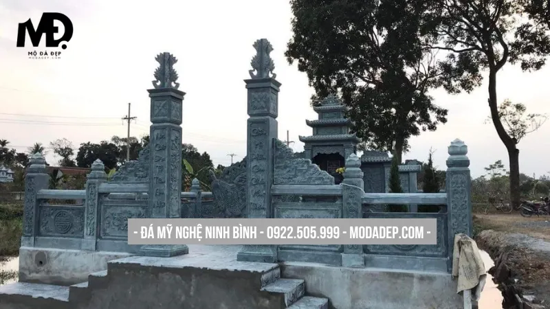 Cổng đá lối ra vào của cả khu lăng mộ