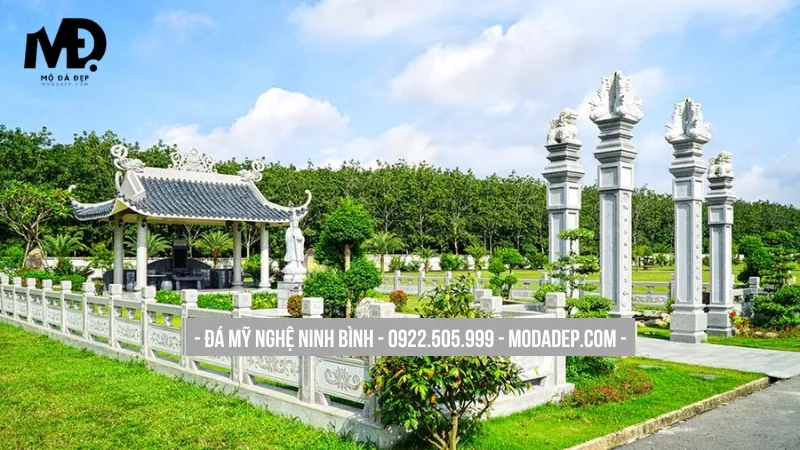 Khu lăng mộ đá gia đình với tường bao và cổng đá đồng bộ