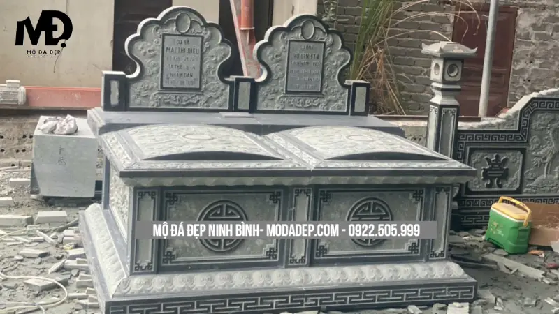 Việc xây dựng khuôn viên giúp khu lăng mộ trở nên gọn gàng, trang nghiêm và thuận tiện cho việc thăm viếng, hương khói lâu dài.