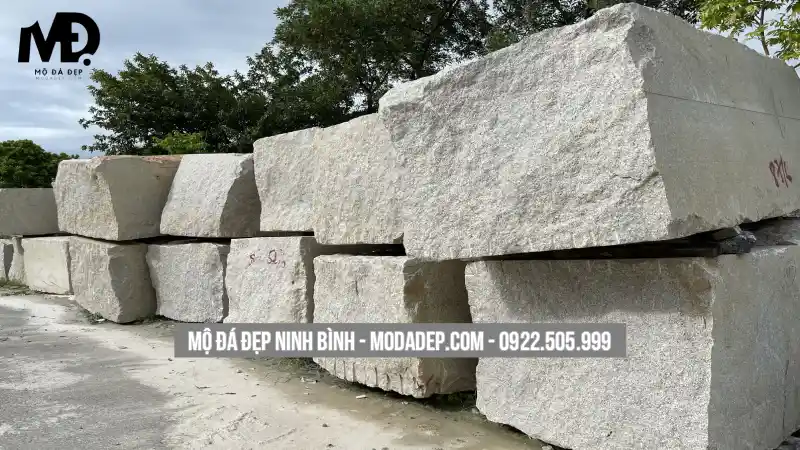 Đá tự nhiên có độ cứng cao, chống phong hóa, không phai màu, giúp lăng mộ bền vững hàng chục đến hàng trăm năm.