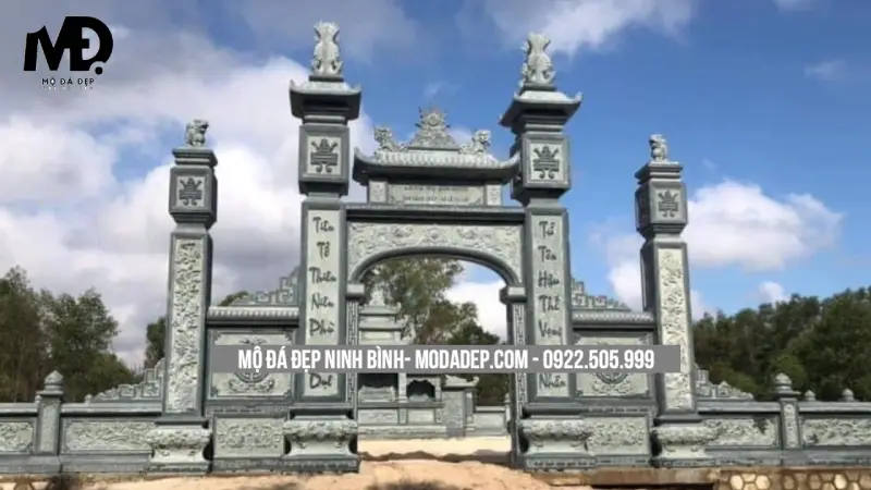 Cổng đá lăng mộ được đặt ở lối vào khu lăng mộ gia đình, khu mộ dòng họ hoặc nghĩa trang