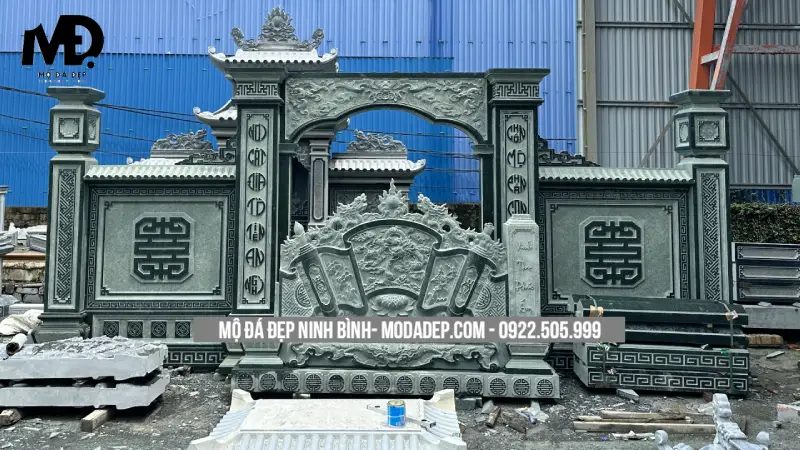  Đây là mẫu cổng đá lăng mộ được nhiều gia đình lựa chọn vì tính đơn giản nhưng vẫn đảm bảo sự trang nghiêm.