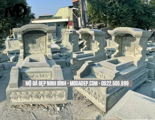 Mộ đá một mái là một trong những mẫu mộ đá được nhiều gia đình lựa chọn nhờ thiết kế trang nghiêm, bền đẹp và phù hợp với nhiều không gian xây dựng mộ phần. So với mộ không mái, mẫu mộ này có phần bề thế hơn. So với mộ 2 mái hoặc 3 mái, mộ đá 1 mái lại có chi phí hợp lý hơn, giúp nhiều gia đình dễ dàng lựa chọn khi xây dựng nơi an nghỉ cho người đã khuất. Tại Mộ Đá Đẹp Ninh Bình, các mẫu mộ đá 1 mái được chế tác từ đá tự nhiên nguyên khối, đảm bảo độ bền cao, tính thẩm mỹ đẹp và phù hợp với yếu tố phong thủy tâm linh của người Việt. Mộ đá 1 mái là gì? Mộ đá một mái là kiểu mộ có phần mái che phía trên gồm một lớp mái duy nhất. Trong thực tế, đây là mẫu mộ rất phổ biến tại các khu nghĩa trang gia đình, khu lăng mộ dòng họ và các công trình tâm linh được xây dựng theo phong cách truyền thống. Mẫu mộ này thường có cấu tạo gồm: Phần đế mộ Phần thân mộ Phần nắp mộ Bài vị Phần mái che phía trên Chính phần mái này tạo nên điểm khác biệt rõ ràng, giúp ngôi mộ nhìn cân đối, trang trọng và có chiều sâu hơn về mặt thẩm mỹ. Vì sao mộ đá 1 mái được nhiều gia đình lựa chọn? Có nhiều lý do khiến Mộ đá một mái  được ưa chuộng trên thị trường hiện nay. Trước hết, đây là mẫu mộ có kiểu dáng đẹp, vừa mang nét truyền thống vừa không quá đồ sộ. Thiết kế một mái giúp tổng thể ngôi mộ hài hòa, không quá thấp như mộ không mái nhưng cũng không quá cao như mộ 2 mái hay 3 mái. Tiếp theo, Mộ đá một mái  phù hợp với nhiều diện tích xây dựng. Từ những khu lăng mộ nhỏ của gia đình đến các khuôn viên rộng hơn, mẫu mộ này đều có thể bố trí hài hòa. Ngoài ra, mẫu mộ này còn có chi phí hợp lý. So với các mẫu nhiều tầng mái, mộ đá 1 mái tiết kiệm được chi phí vật liệu và công chế tác nhưng vẫn giữ được vẻ đẹp trang nghiêm. Đặc biệt, phần mái còn có tác dụng che chắn cho bài vị, bát hương và khu vực thờ cúng phía trước, giúp ngôi mộ bền đẹp hơn trước tác động của thời tiết. Ý nghĩa phong thủy của mộ đá 1 mái Trong quan niệm phong thủy, số 1 tượng trưng cho sự khởi đầu, sự sinh sôi và nguồn gốc của mọi phát triển. Vì vậy, mộ đá 1 mái thường được xem là mẫu mộ mang ý nghĩa về sự ổn định, bình an và sinh khí. Mẫu mộ này không chỉ là nơi an nghỉ cho người đã khuất mà còn thể hiện lòng hiếu kính của con cháu đối với tổ tiên. Khi được xây dựng đúng kích thước, đúng hướng và bố trí phù hợp, mộ đá 1 mái còn góp phần tạo nên sự hài hòa cho toàn bộ khu mộ. Cấu tạo của mộ đá 1 mái Một mẫu Mộ đá một mái đẹp thường có cấu tạo khá rõ ràng và cân đối. Phần đế mộ là bộ phận chịu lực chính, thường được làm chắc chắn bằng đá tự nhiên. Đế có thể để trơn hoặc chạm khắc các hoa văn như lá lan, triện, hoa sen để tăng tính thẩm mỹ. Phần thân mộ thường có dạng hình hộp chữ nhật. Đây là phần được chạm khắc các họa tiết phổ biến như chữ Thọ, chữ Phúc, tứ quý hoặc hoa sen, tùy theo yêu cầu của gia đình. Phần nắp mộ thường làm phẳng, gọn gàng để thuận tiện cho việc vệ sinh và sắp lễ vào các dịp giỗ, lễ tết, thanh minh. Phần bài vị là nơi ghi các thông tin quan trọng của người đã khuất như họ tên, năm sinh, năm mất, hưởng thọ. Bài vị được đặt phía trong, dưới mái che để hạn chế mưa nắng. Phần mái là điểm nổi bật nhất. Mái có thể được thiết kế theo kiểu mái ngói, mái cong, mái vòm hoặc mái chạm vảy rồng, tùy theo phong cách tổng thể của ngôi mộ. Kích thước mộ đá 1 mái phổ biến Khi xây dựng mộ đá 1 mái, kích thước cần đảm bảo cân đối với khuôn viên và phù hợp phong thủy. Một số kích thước phổ biến hiện nay gồm: 69 x 107 cm 81 x 127 cm 89 x 133 cm 89 x 147 cm 107 x 167 cm 107 x 173 cm 127 x 217 cm Đây là các kích thước thường được lựa chọn vì vừa đẹp mắt vừa phù hợp với thước Lỗ Ban phong thủy. Chất liệu làm mộ đá 1 mái Mộ đá 1 mái thường được làm từ các loại đá tự nhiên như: Đá xanh Ninh Bình Đá xanh Thanh Hóa Đá xanh rêu Đá trắng Đá granite Trong đó, đá xanh và đá xanh rêu là hai chất liệu được sử dụng nhiều nhất vì có độ bền cao, màu sắc đẹp và dễ chạm khắc hoa văn. Những loại đá này có khả năng chịu nắng mưa tốt, ít nứt vỡ và giữ được vẻ đẹp lâu dài theo thời gian. Địa chỉ làm mộ đá 1 mái uy tín Nếu bạn đang tìm đơn vị thiết kế và thi công mộ đá 1 mái đẹp, chuẩn phong thủy, Mộ Đá Đẹp Ninh Bình là địa chỉ đáng tin cậy. Chúng tôi chuyên chế tác các mẫu mộ đá, lăng mộ đá và các công trình đá mỹ nghệ bằng đá tự nhiên, thi công trực tiếp tại xưởng với mức giá hợp lý. Thông tin liên hệ Mộ Đá Đẹp Ninh Bình: Địa chỉ: Thôn Xuân Vũ, Ninh Vân, Hoa Lư, Ninh Bình Hotline: 0922.505.999 Email: modadep8386@gmail.com Website: modadep.com Kết luận Mộ đá một mái là lựa chọn phù hợp cho nhiều gia đình nhờ thiết kế đẹp, trang nghiêm, bền chắc và chi phí hợp lý. Đây là mẫu mộ vừa đảm bảo tính thẩm mỹ, vừa đáp ứng tốt các yếu tố phong thủy tâm linh trong văn hóa người Việt.