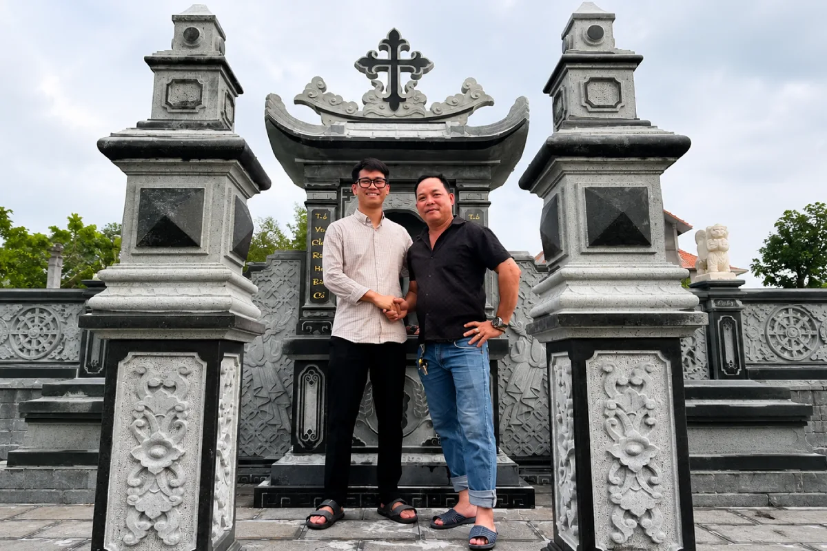 CEO Phạm Minh Hiếu cùng khách hàng sau khi hoàn thành công trình khuôn viên lăng mộ